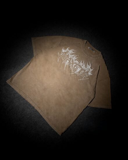 Polo beige oversize hombre espalda diseño gótico never back down maxeta