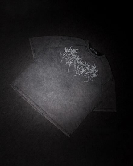 Polo plomo oversize hombre acid wash espalda diseño gótico never back down