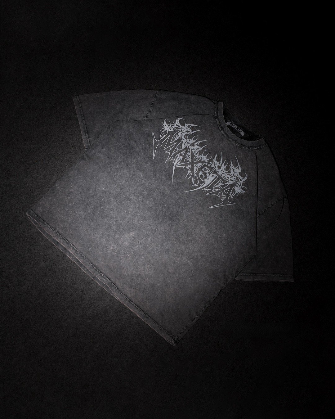 Polo plomo oversize hombre acid wash espalda diseño gótico never back down